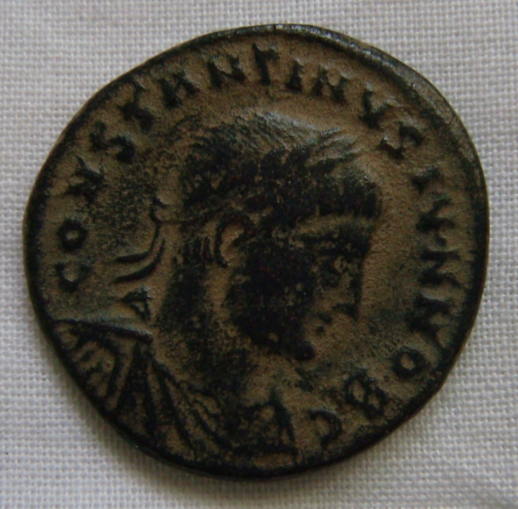 AE3 de Constantino II. PROVIDENTIAE CAESS. Puerta de campamento. Nicomedia Dsc04915