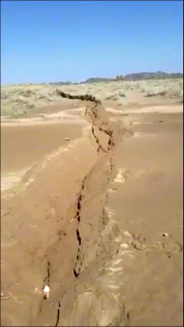 Des fissures géantes apparaissent dans le désert  Fissur10