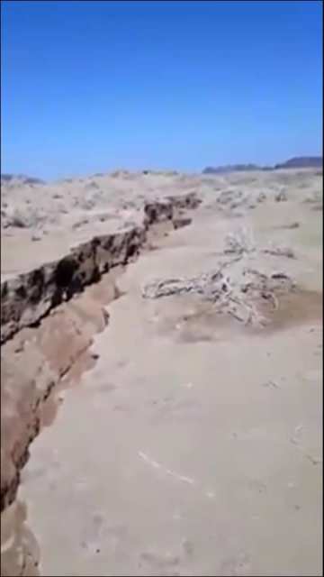 Des fissures géantes apparaissent dans le désert  Fissur11