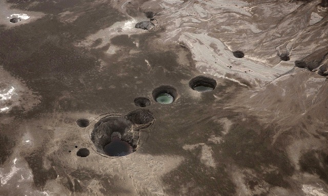 Des fissures géantes apparaissent dans le désert  Sinkho10