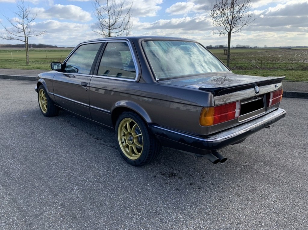 BMW E30  4989d910