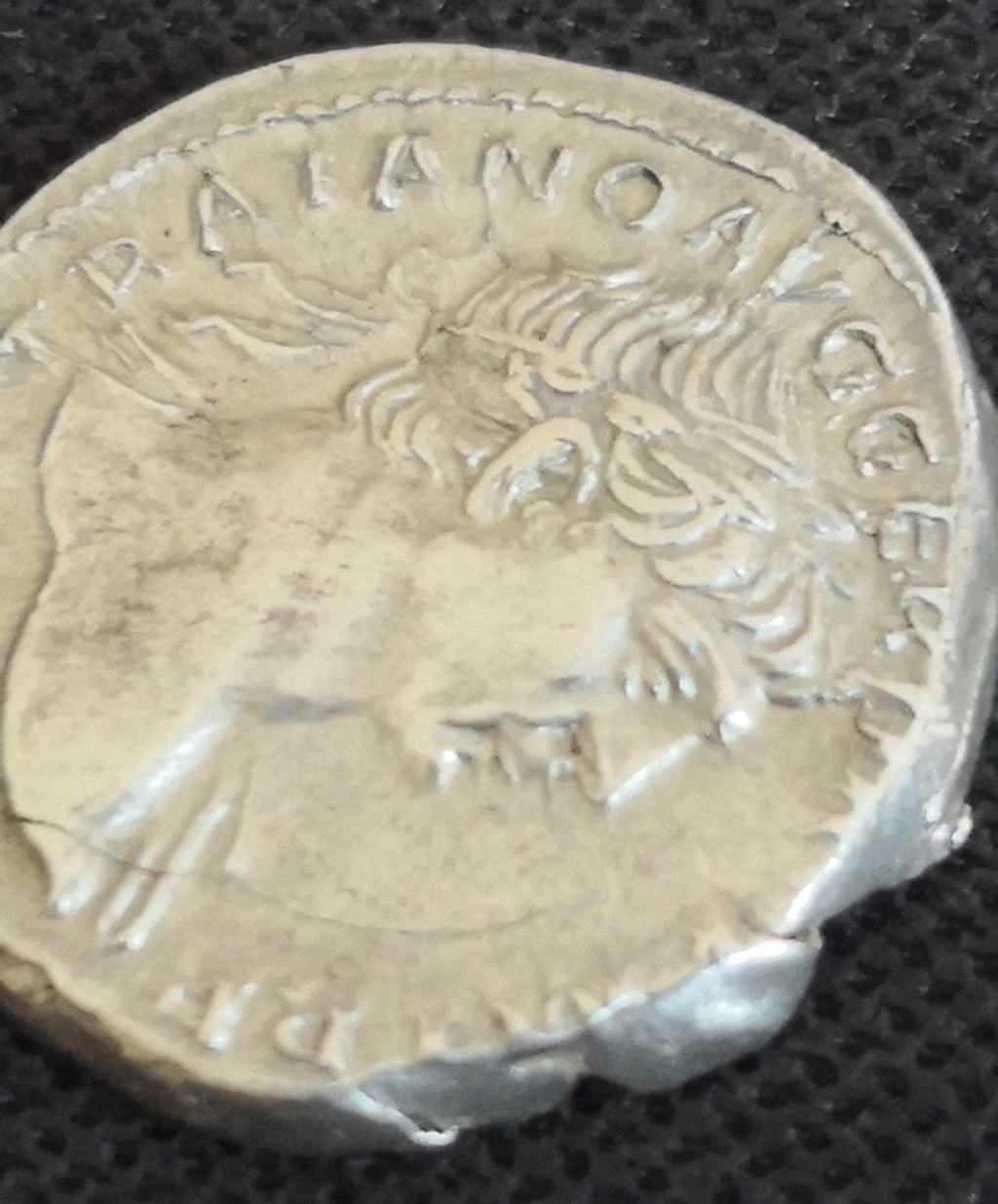 Denarios de Trajano y Antonino Pío con defecto de cospel. Cm190214