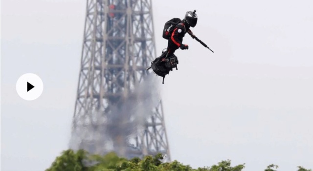 Défilé du 14 juillet : l’homme volant sur son «Flyboard Air» a stupéfié les Champs-Elysées Franky Zapata, dont la plateforme volante turbopropulsée intéresse les militaires, a fait un passage très remarqué au dessus de la place de la Concorde. Par T.d.L,  000_l_10