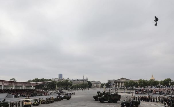 Défilé du 14 juillet : l’homme volant sur son «Flyboard Air» a stupéfié les Champs-Elysées Franky Zapata, dont la plateforme volante turbopropulsée intéresse les militaires, a fait un passage très remarqué au dessus de la place de la Concorde. Par T.d.L, 000_l_11