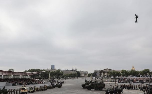 Défilé du 14 juillet : l’homme volant sur son «Flyboard Air» a stupéfié les Champs-Elysées Franky Zapata, dont la plateforme volante turbopropulsée intéresse les militaires, a fait un passage très remarqué au dessus de la place de la Concorde. Par T.d.L,  000_l_11