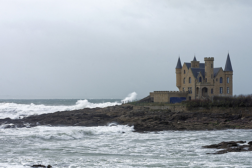 Le château Turpault de "ma mer" dans la tempête ! Dsc_7040