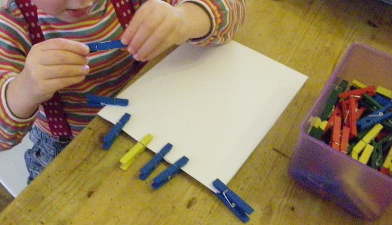 Activité dans l'esprit Montessori Pinces10