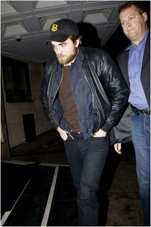 Mas fotos de rob antes de ayudar a haiti !! Iiiiii10