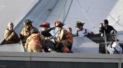 Suýt chết khi rơi từ mái sân vận động Rescue10
