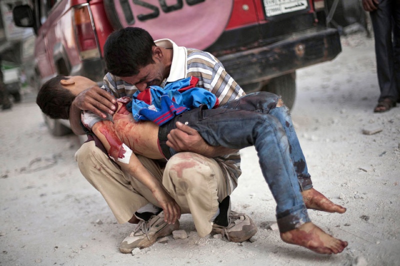 هل رأيت يوما أبى احترق قلبه على ابنه الصورة تبوح بمعاناة أب سوري Mb2-0110