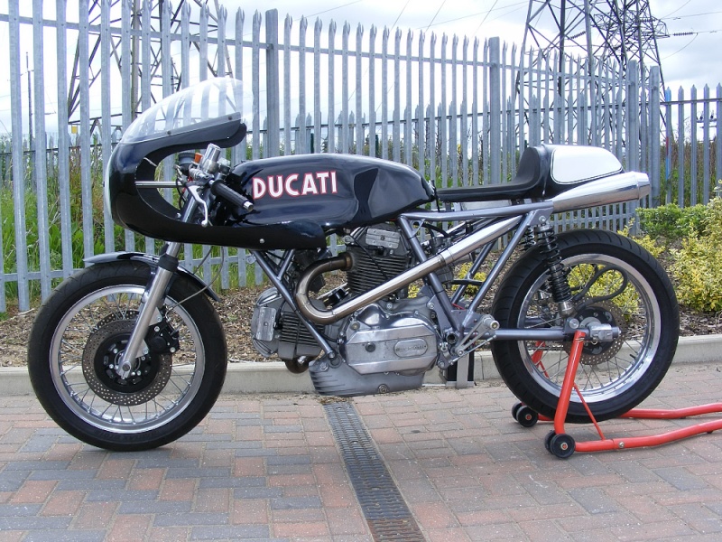 Ducati Twins à Couples Coniques : C'est ICI - Page 2 2011_011