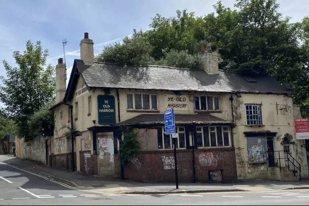 Pub à vendre avec son fantôme saoul Pub-a-10