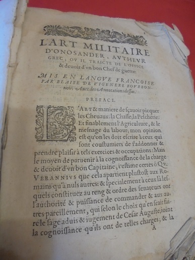 vieux livre militaire de 1605 Dsc07268