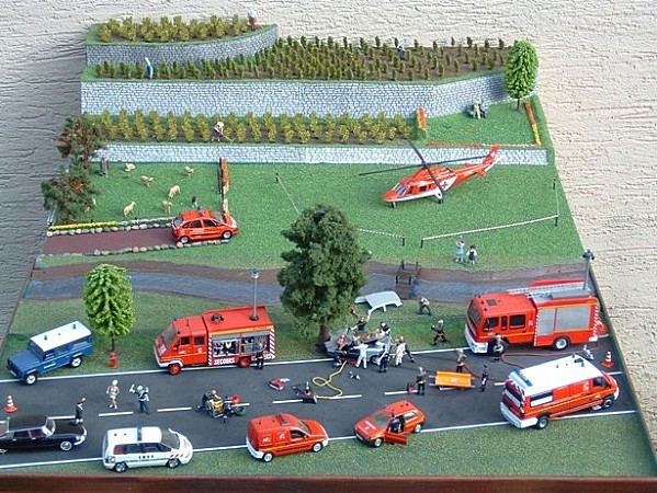 Dioramas d'accidents de la route ou ferroviaire à différentes échelles. Dioram14