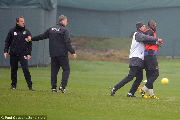 Mancini and  Balotelli have a scrap in training! Articl11