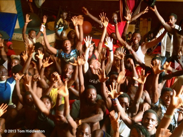 Tom Hiddleston Guineában az UNICEF-fel - 2013 - Page 4 Guinea33