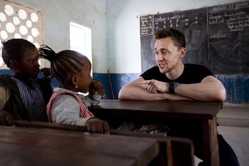 Tom Hiddleston Guineában az UNICEF-fel - 2013 - Page 4 Guinea52