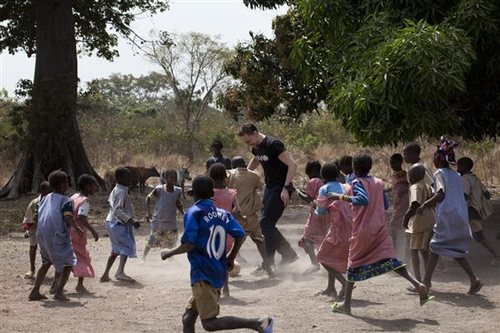 Tom Hiddleston Guineában az UNICEF-fel - 2013 - Page 4 Guinea56