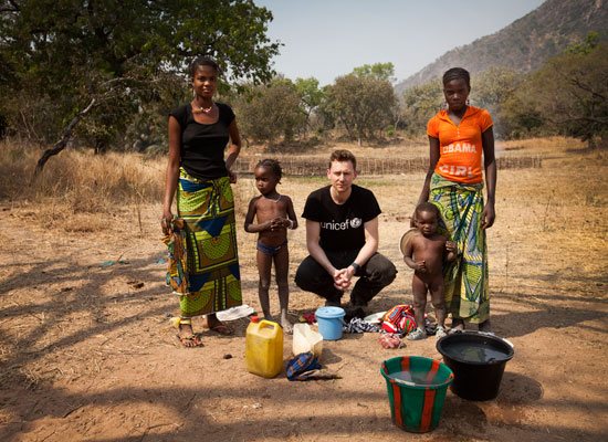 Tom Hiddleston Guineában az UNICEF-fel - 2013 - Page 4 Guinea57