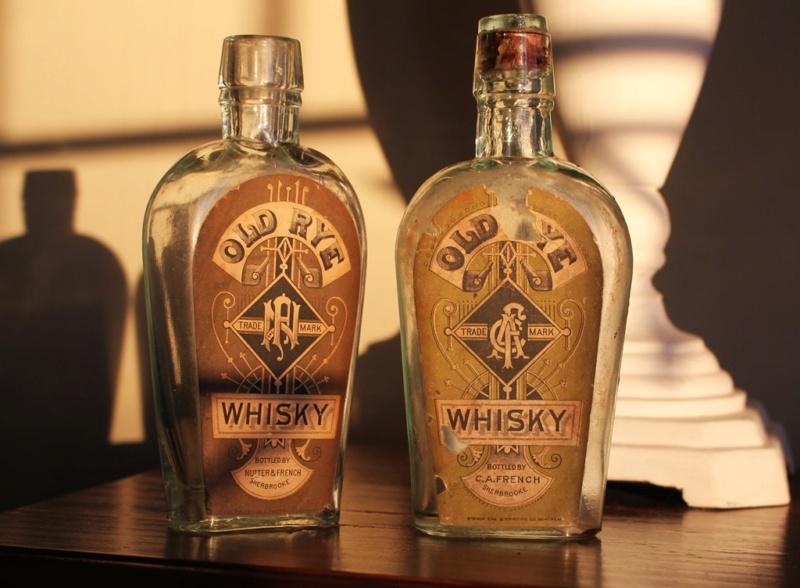 2 petits flasks de Whisky Whiske12