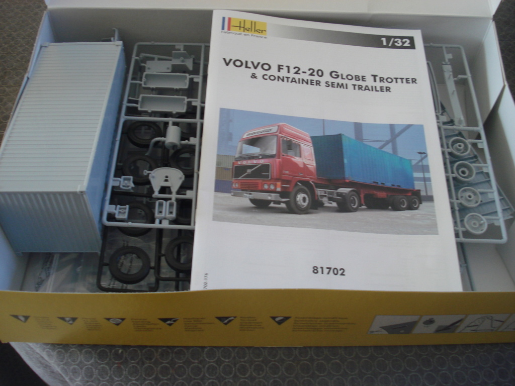 VOLVO F12-20 GLOBETROTTER & CONTAINER Semi Trailer 1/32ème Réf 81702  Dsc08188