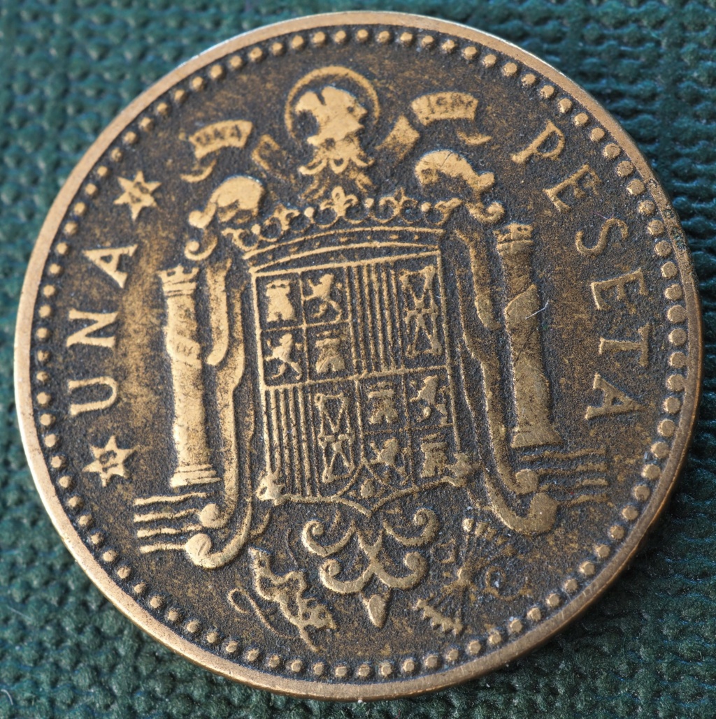 Peseta de 1947 con la segunda estrella retocada P1010112