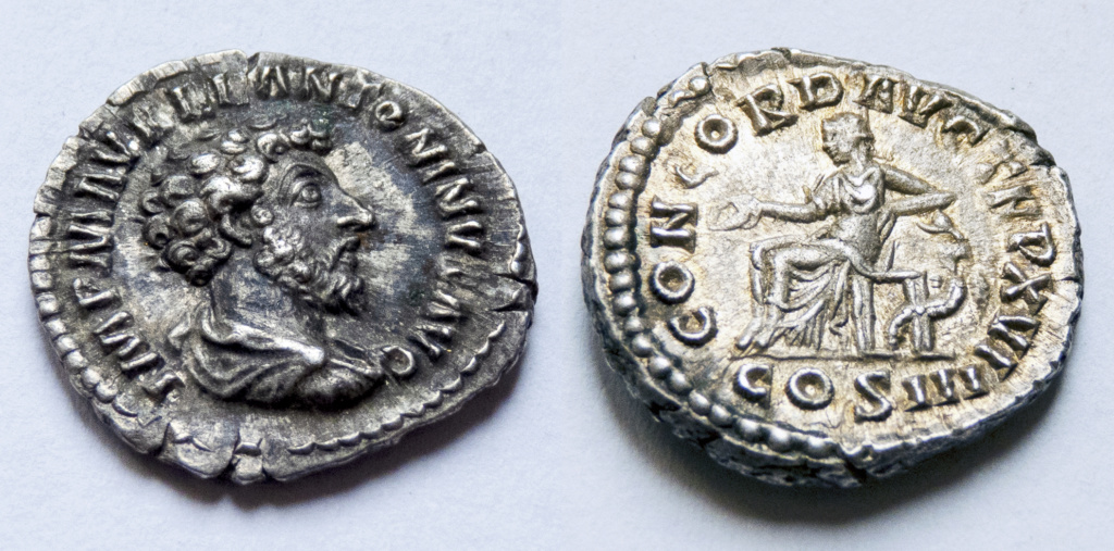 Denario de Marco Aurelio. CONCORD AVG TR P XVI - COS III. Concordia sedente a izq. Roma. P1040810