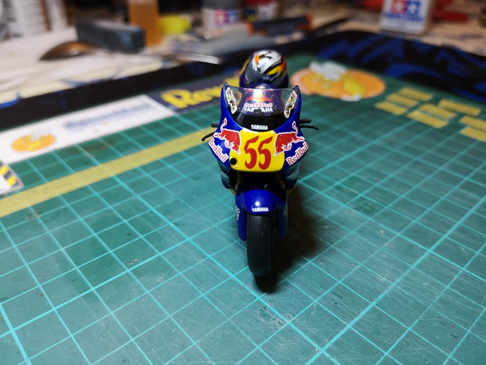 [ITALERI] RENAULT MAGMUM RED BULL YAMAHA RACING TEAM Réf 3806 - Page 3 04215