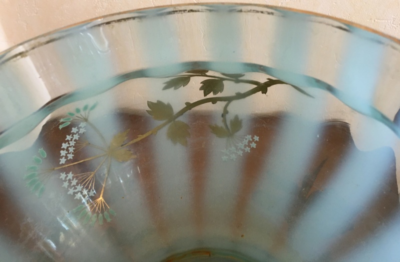 Vase boule verre décoré d'un végéatl (alisier ?) à feuilles or et petites fleurs blanches Img_4418