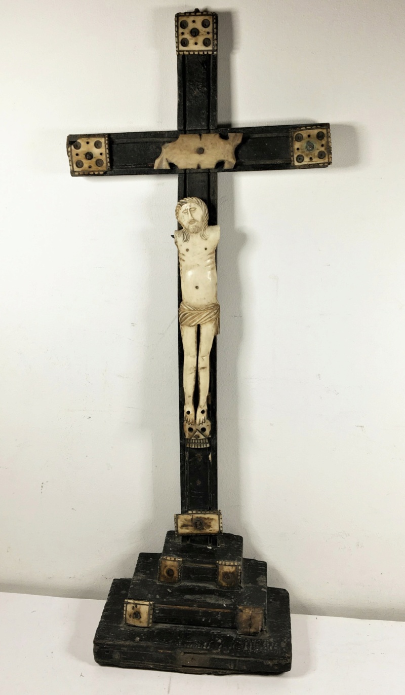Crucifix au Christ janséniste avec sérieux manques Img_4715