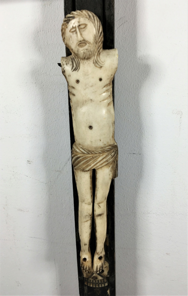 Crucifix au Christ janséniste avec sérieux manques Img_4716