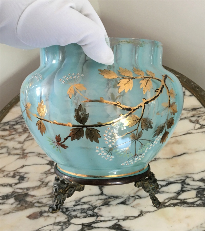 Vase boule verre décoré d'un végéatl (alisier ?) à feuilles or et petites fleurs blanches Img_4818