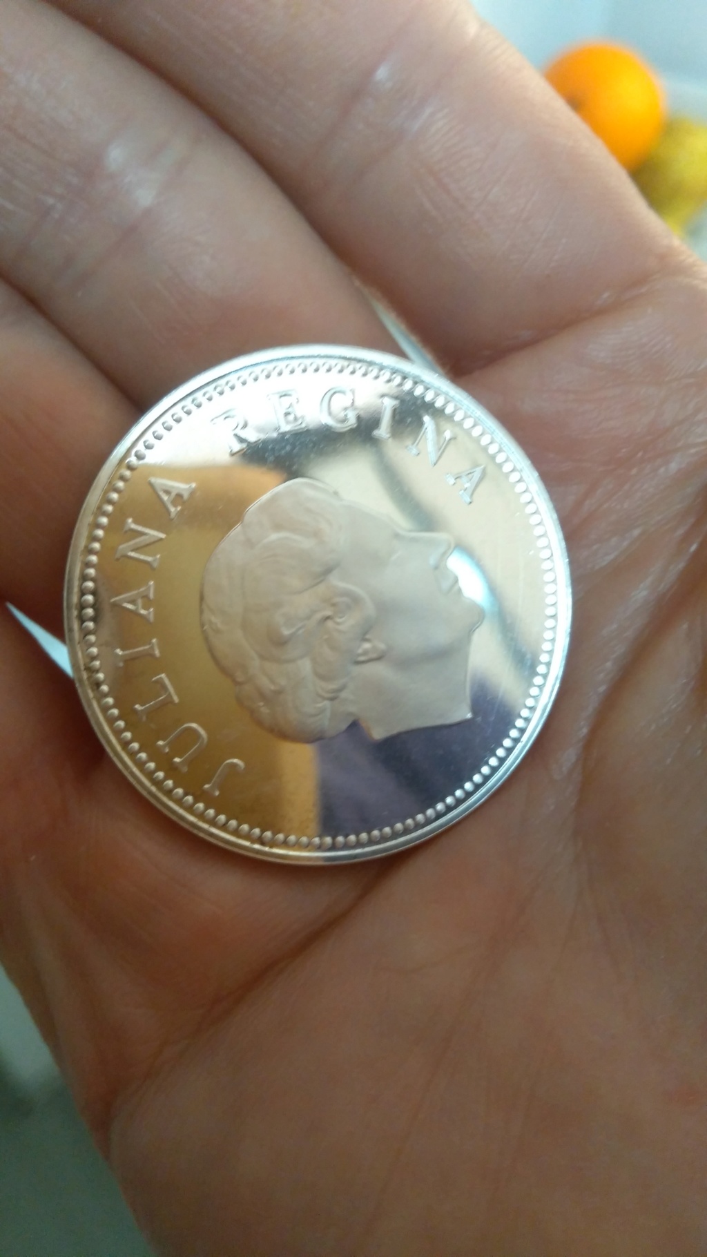 Recuperará brillo espejo una moneda de plata proof 1010