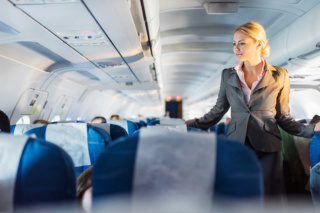 Tiếp viên hàng không để ý điều gì đầu tiên khi hành khách lên máy bay? 14_att10