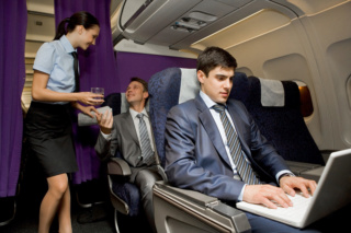 Tiếp viên hàng không để ý điều gì đầu tiên khi hành khách lên máy bay? Pressm10