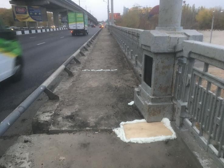 В Воронеже провалы на мосту залатали заплатками из фанеры и монтажной пены Remont12
