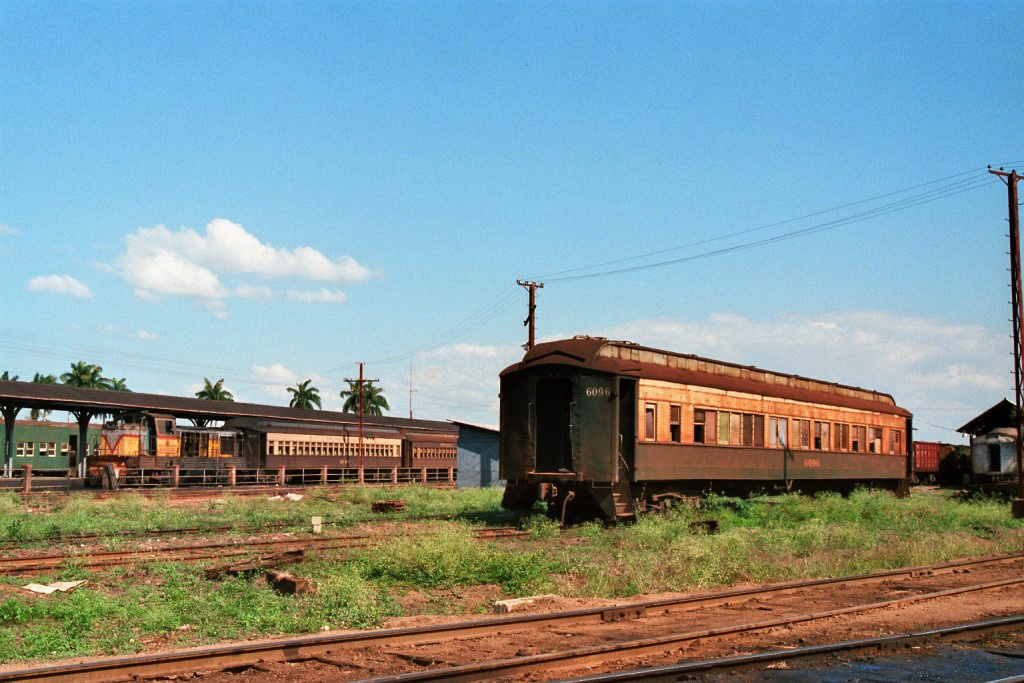 Bahnhof an einer Gleiskreuzung 02251