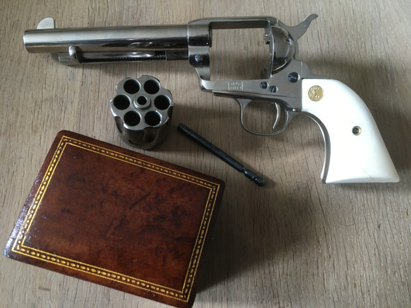 Nouvelles plaquettes pour mon 'COLT SAA 1873 ' Uberti  nickelé. Img_3918