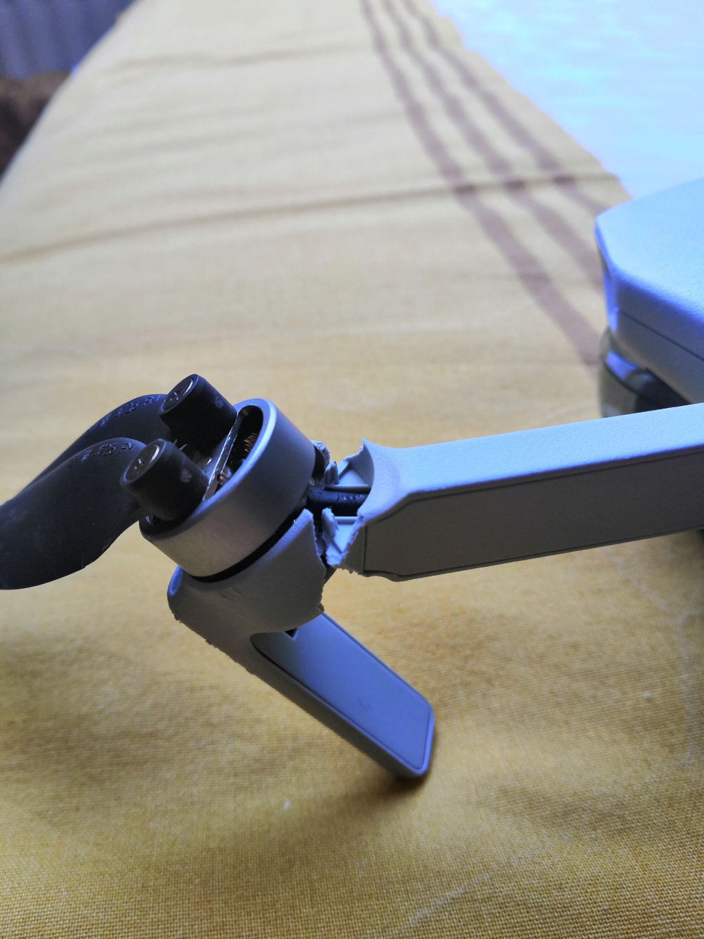 DJI Mini 2 : Bras avant gauche cassé Img_2010