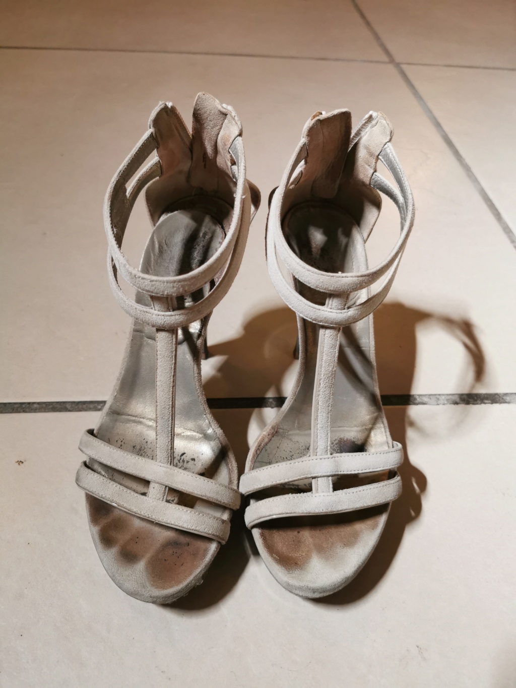 Chaussures avec traces d'orteils  Img_2111