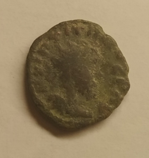 Antoniniano bárbaro (minimus) de Tetricus. HILARITAS AVGG. Hilaritas estante a izq. Img_2121