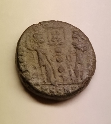 AE4 de Constantino I. GLORIA EXERCITVS. Soldados entre 1 estandarte. Arlés Img_2305