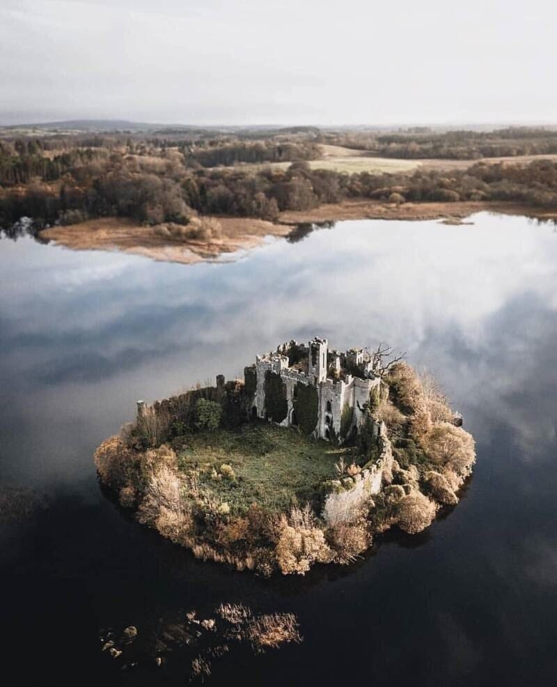 Заброшенный замок МакДермотт (McDermott's Castle) на острове в Ирландии Photo662