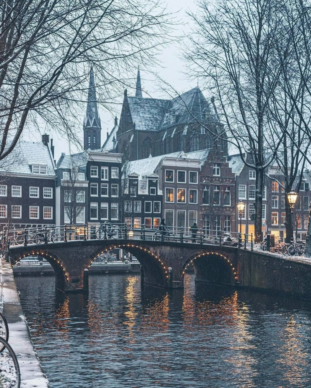 Заснеженные улицы и каналы Амстердама, Нидерланды Photo700