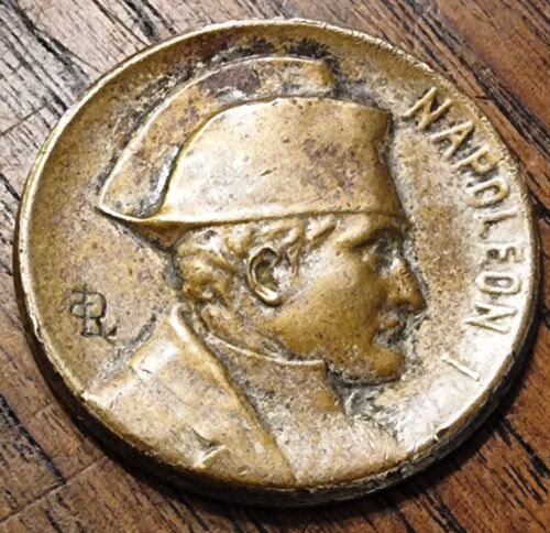une medaille de Napolean 1 sur une chaine en bronze trouve en Australie Napole11