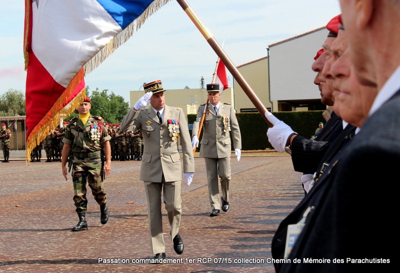 La cérémonie: remise des décorations, passation de commandement colonel helluy - colonel Vidal 061-im10