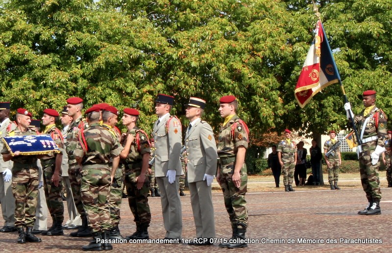 La cérémonie: remise des décorations, passation de commandement colonel helluy - colonel Vidal 072-im11