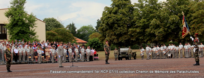 La cérémonie: remise des décorations, passation de commandement colonel helluy - colonel Vidal 076-im10