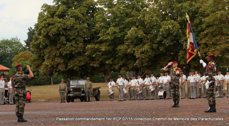 La cérémonie: remise des décorations, passation de commandement colonel helluy - colonel Vidal 077-im10
