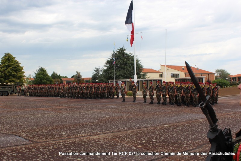 La cérémonie: remise des décorations, passation de commandement colonel helluy - colonel Vidal 078-im11